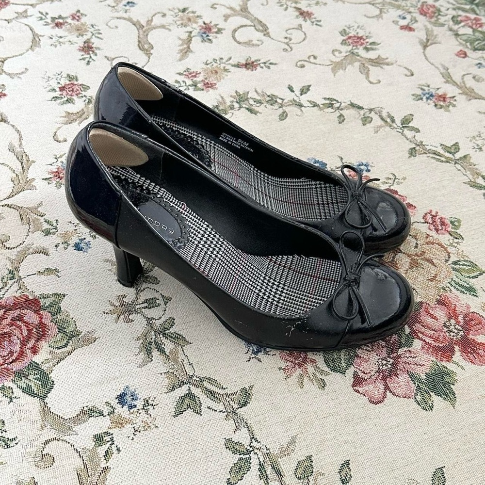 Elegant Black Heels with Bow Detail